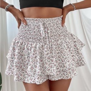 SHEIN, Size M, Floral Ruffle Trim, Tie Front, High-waisted shorts
